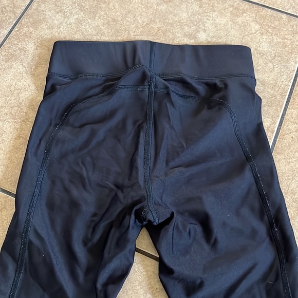 Under Armour Compression Cropped Athletic Leggings - Picture 5 of 5